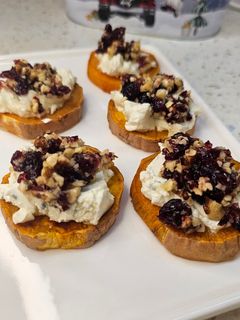 Фото Закуска з бататом та горіхами з журавлиною.