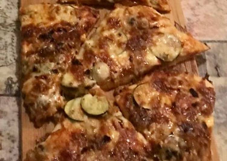 Pizza casera vegetal con cebolla caramelizada