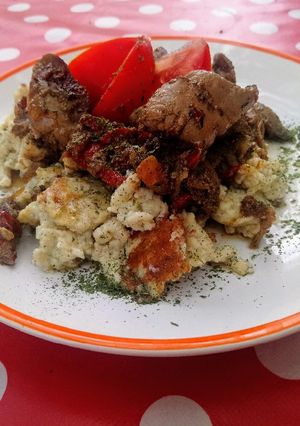 Fehérboros resztelt kacsamáj, juhtúrós-kapros sztrapacskával recept fotója