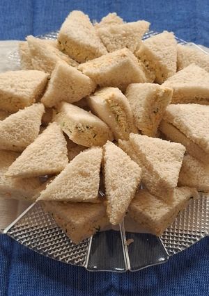 Una foto de Sandwiches de surimi y huevo