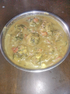 பாலக்கீரை பருப்பு உருண்டை குழம்பு (Paalak keerai paruppu urundai kulambu recipe in tamil) செய்முறை முக்கிய புகைப்படம்