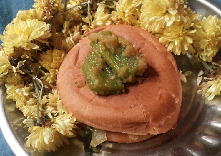 Steps to Make Favorite Aloo Capsicum Bun