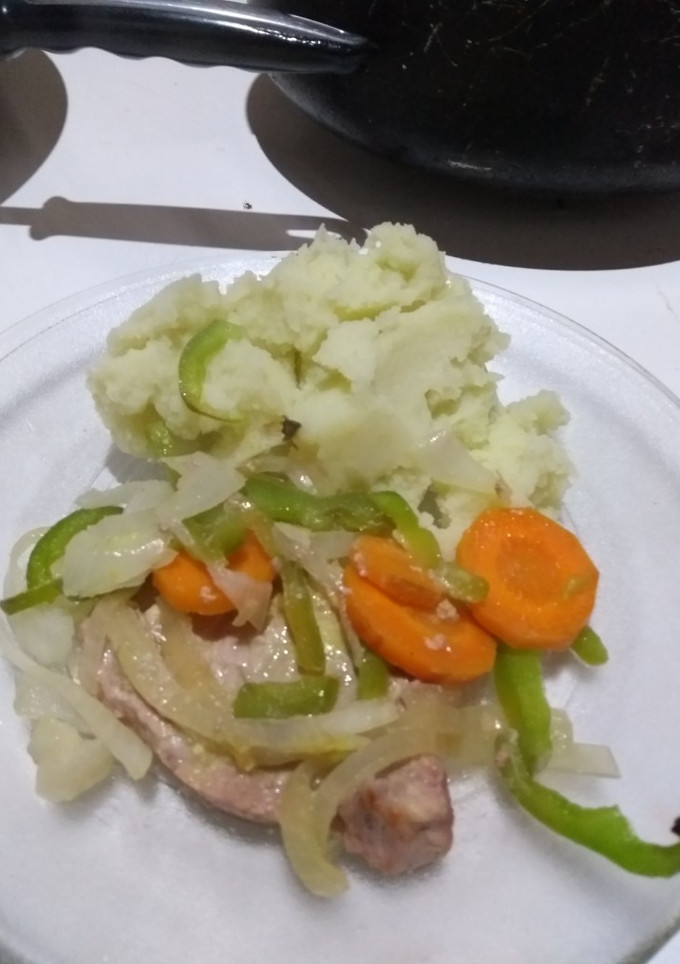 Una foto de Carré de cerdo con mostaza y miel, verduras con puré