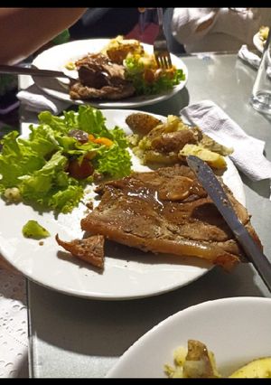 Una foto de Pierna de cerdo a la cerveza o chuleta de cerdo