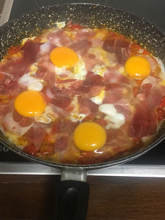 Una foto de Sartenada de cherris con jamón y huevos
