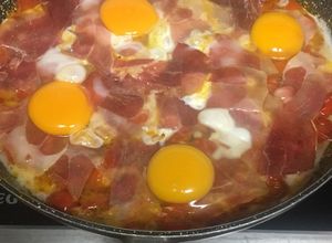 Una foto de Sartenada de cherris con jamón y huevos
