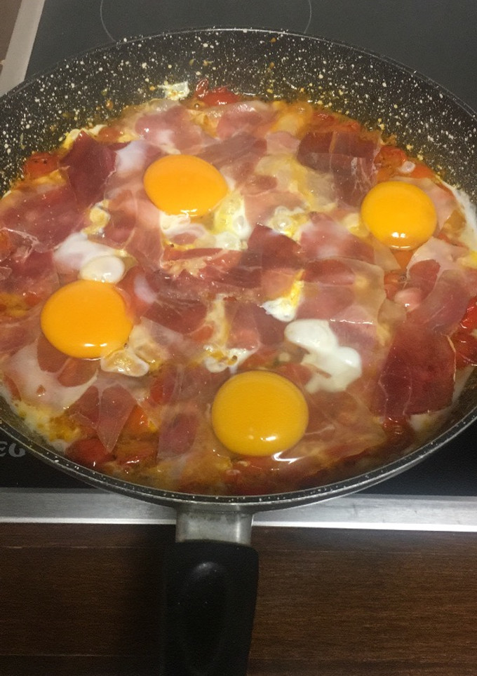 Una foto de Sartenada de cherris con jamón y huevos