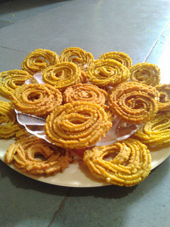 ઘઉં ના લોટ ની ચકરી(ghau na lot ni chakri recipe in Gujarati) રેસીપી મુખ્ય ફોટો
