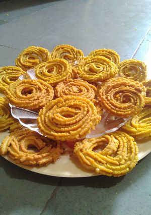ઘઉં ના લોટ ની ચકરી(ghau na lot ni chakri recipe in Gujarati) રેસીપી મુખ્ય ફોટો
