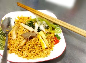 Hình của món Mì tương đen phiên bản mì gói.