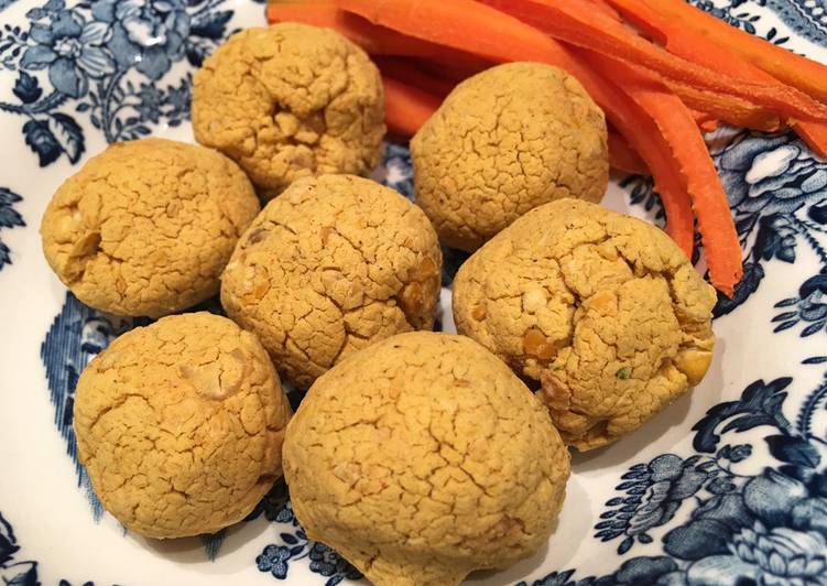 Falafel al horno con chips de zanahoria