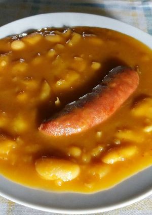 Una foto de Judías blancas con chorizo🍜