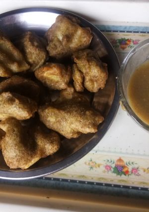 A picture of Moong dal pakoda with chutney.