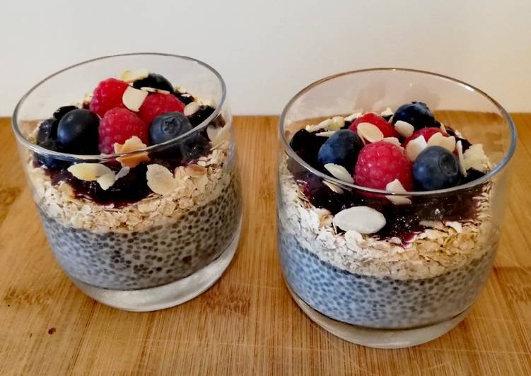 Pudim de chia, baunilha e mirtilos