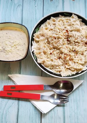 A picture of Farfalle Pasta in Cheesy White Sauce.