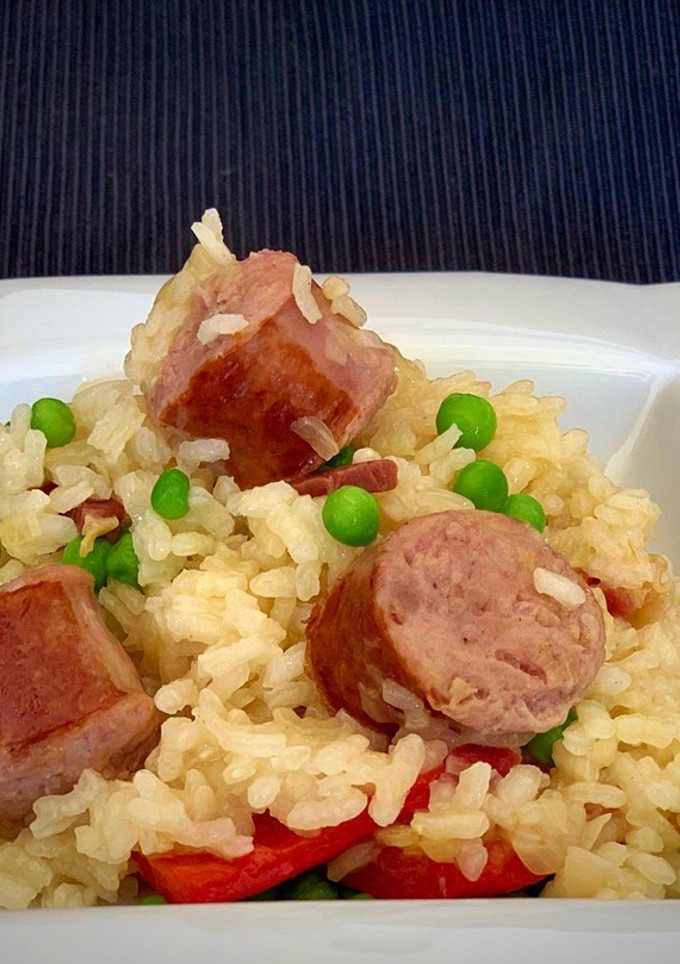 Una foto de Arroz con butifarra y puntas de jamón
