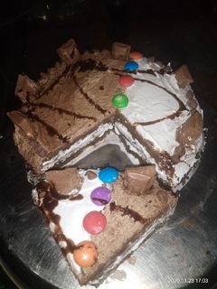 ડેરી મિલ્ક ચોકલેટ કેક(Dairy milk chocolate cake recipe in gujarati) રેસીપી મુખ્ય ફોટો