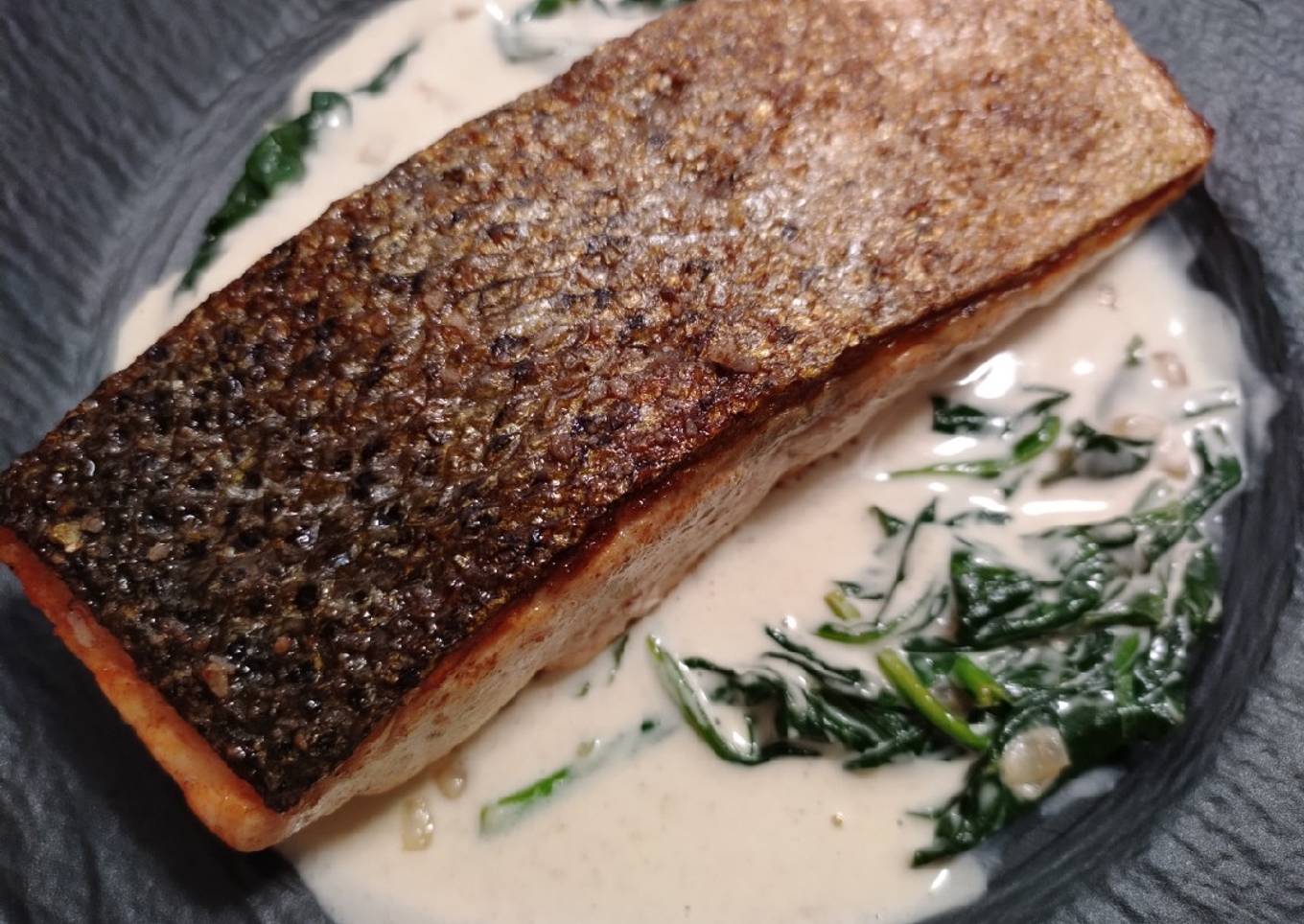 Salmon in garlic cream