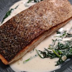 A picture of Salmon in garlic cream.