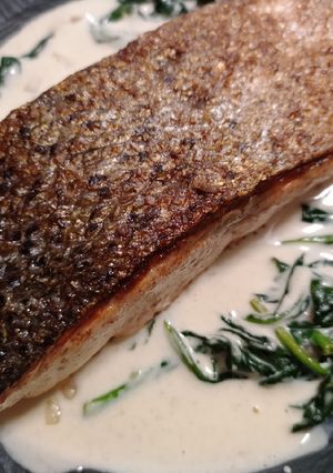 A picture of Salmon in garlic cream.
