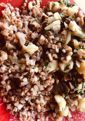 Фото Рассыпчатая гречневая каша (с секретом) и овощами.