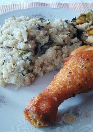Una foto de Quinua con espinas y pollo