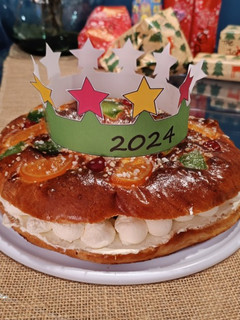 Una foto de Roscón de reyes relleno de nata