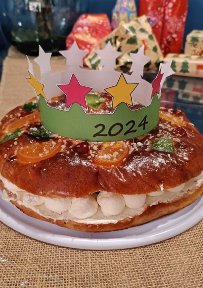 Una foto de Roscón de reyes relleno de nata