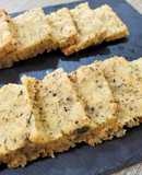 Cuadraditos de pan de aceite, hierbas provenzales y semillas