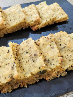 Una foto de Cuadraditos de pan de aceite, hierbas provenzales y semillas