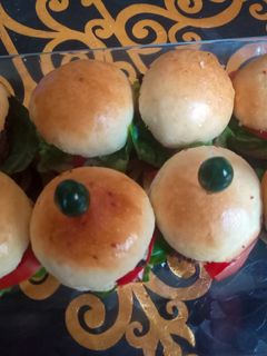 صورة لوصفة ميني همبرغر 🍔🍔 بعجينة سهلة ورائعة 😋😋