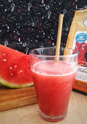 Une photo de Boisson rafraîchissante à la pastèque et hibiscus