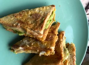 Zdjęcie przepisu French toasts and avocado.