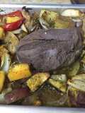 Carne de ciervo al horno c papas y batatas rústicas