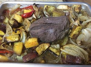 Una foto de Carne de ciervo al horno c papas y batatas rústicas