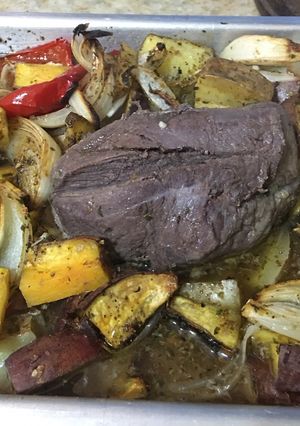 Una foto de Carne de ciervo al horno c papas y batatas rústicas