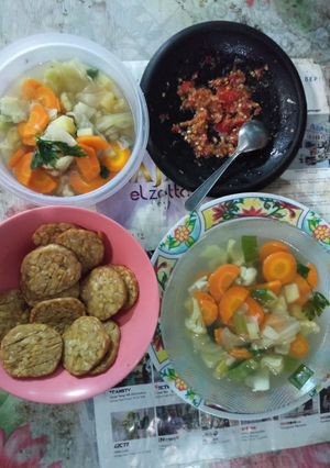 Foto resep Sayur sop, tempe goreng dan sambel bawang