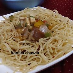 A picture of Garlic noodles with chilli paneer.