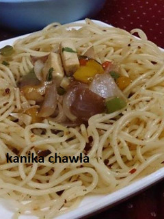 A picture of Garlic noodles with chilli paneer.