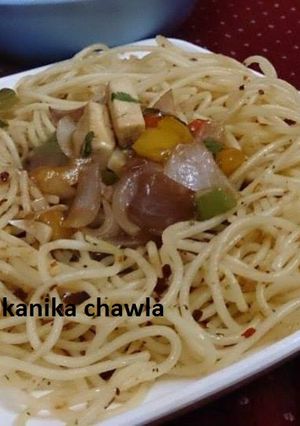A picture of Garlic noodles with chilli paneer.
