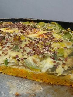 Una foto de Tarta de zapallitos con masa de zanahoria