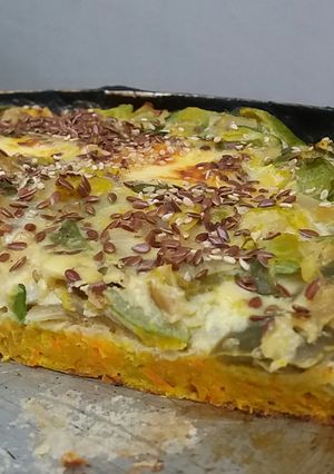 Una foto de Tarta de zapallitos con masa de zanahoria