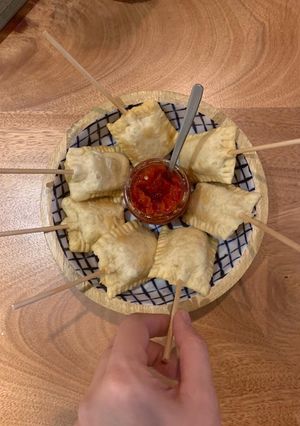 Una foto de Paletitas de brie fritas