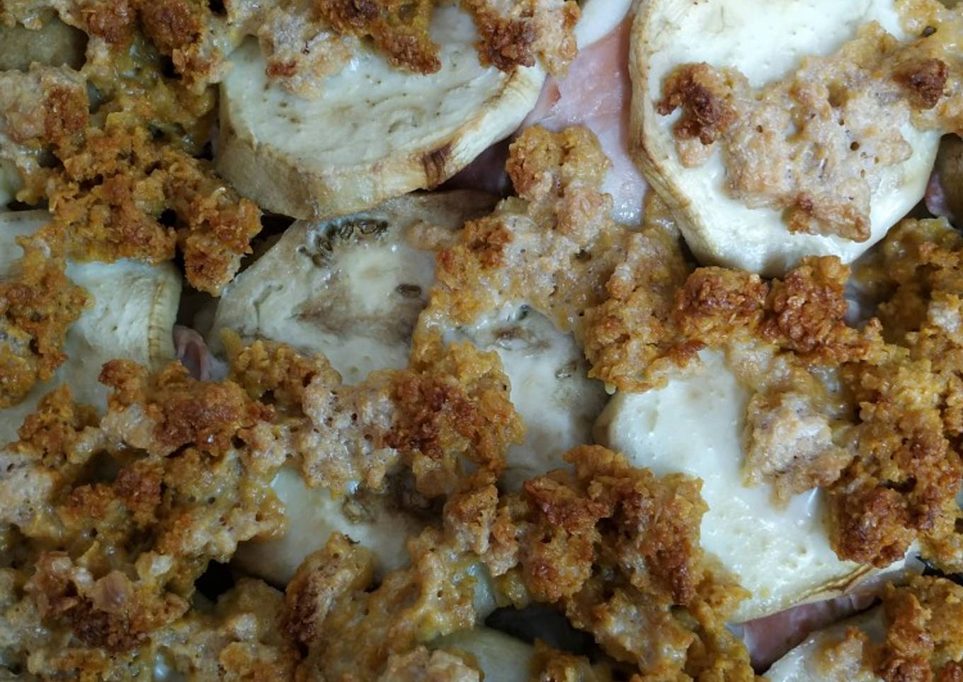 Pastel de berenjena relleno de jamón y queso con crujiente cereal