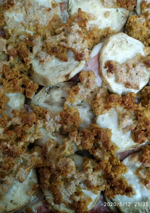 Una foto de Pastel de berenjena relleno de jamón y queso con crujiente cereal