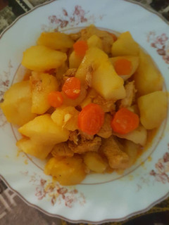 Una foto de Patatas con pollo. en adobo andaluz olla rápida