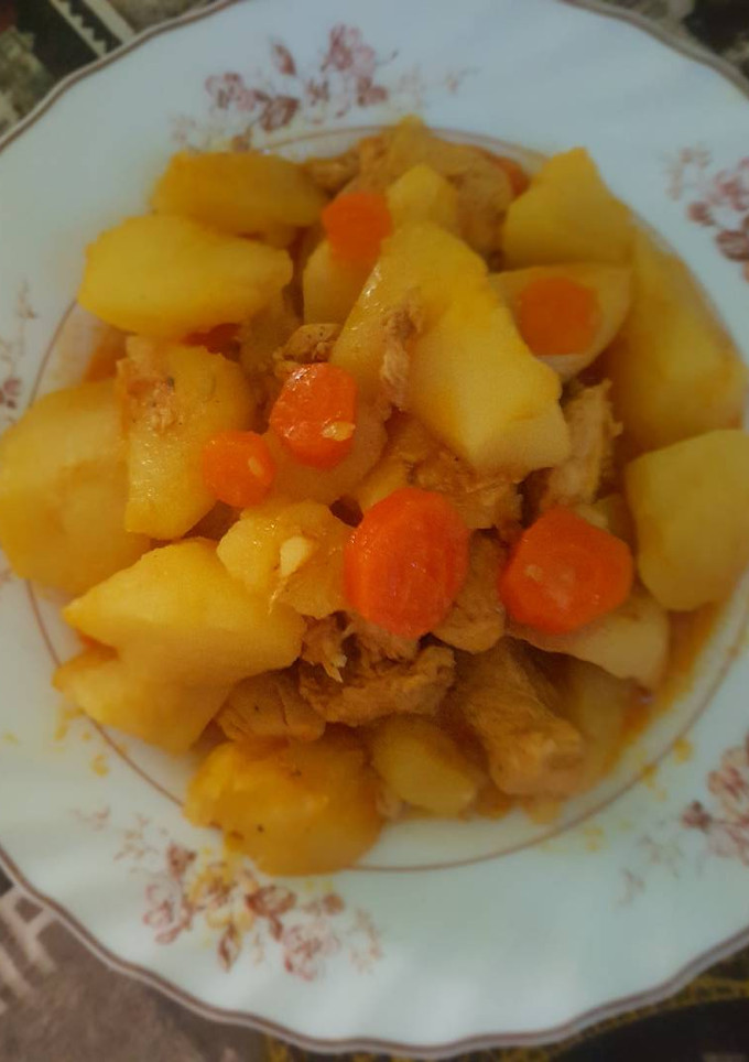 Una foto de Patatas con pollo. en adobo andaluz olla rápida