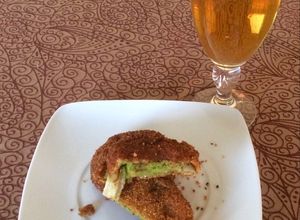 Una foto de Aros de cebolla enpanizados rellenos de guacamole