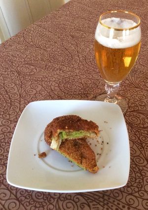 Una foto de Aros de cebolla enpanizados rellenos de guacamole