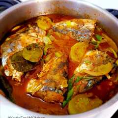 A picture of Asam pedas kepala ikan tuna tomat hijau.